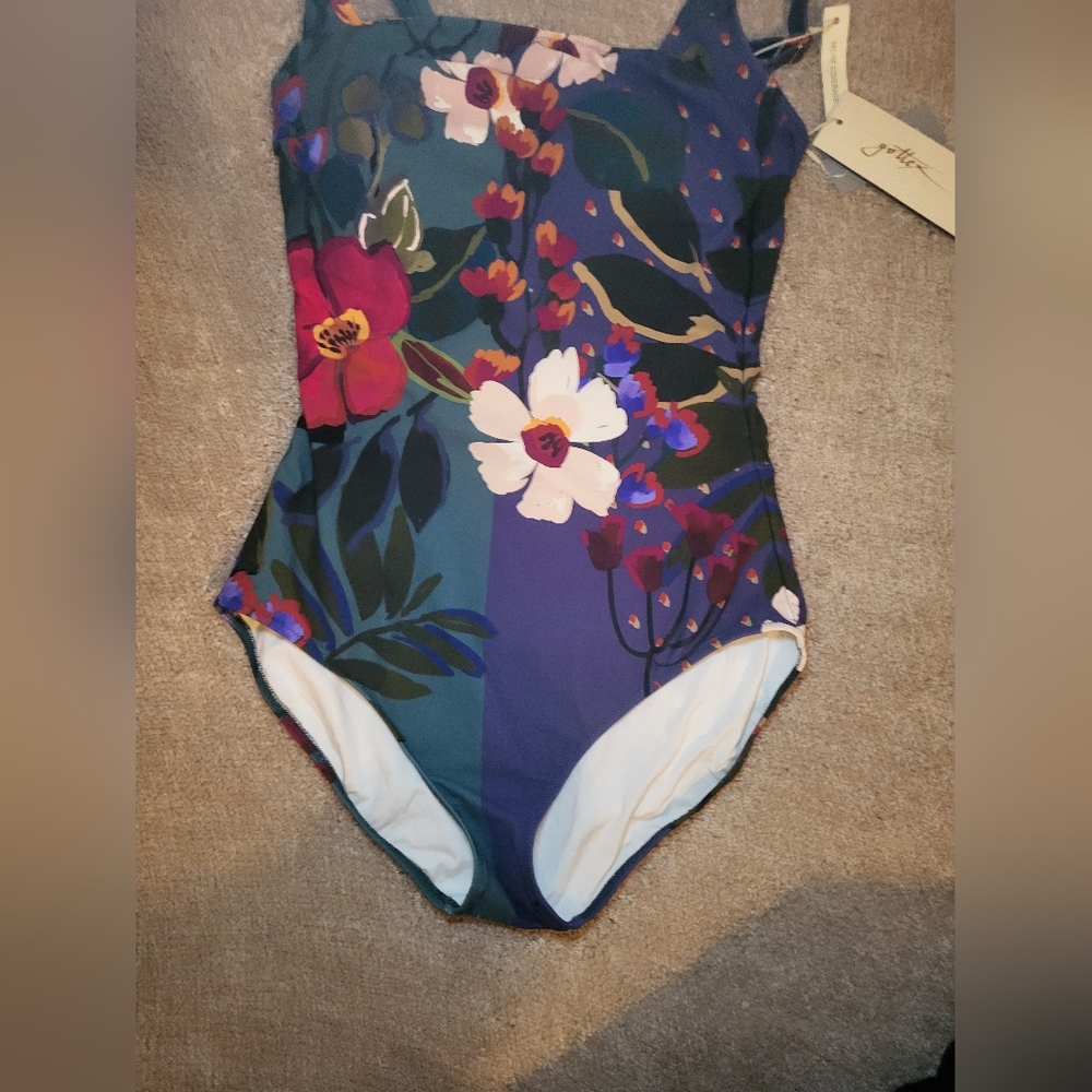 Floral One-Piece Swimsuit (3)